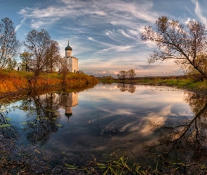 Rzeka, Cerkiew, Drzewa