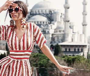 Sukienka, Kolczyki, Yolanthe Sneijder, Kobieta, Brunetka, Okulary
