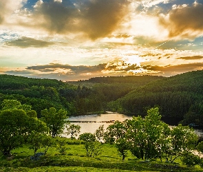 Jezioro, Wzgórza, Drzewa, Niebo