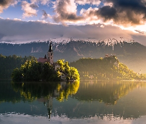 Kościół, Mgła, Jezioro Bled, Słowenia, Alpy Julijskie, Wschód Słońca
