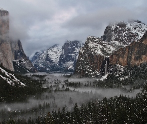 Chmury, Lasy, Stan Kalifornia, Mgła, Góry, Stany Zjednoczone, Park Narodowy Yosemite