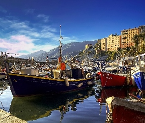 Łodzie, Port