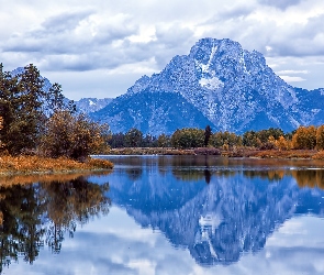 Stan Wyoming, Jesień, Stany Zjednoczone, Rzeka Snake River, Góry, Park Narodowy Grand Teton, Szczyt Mount Moran, Drzewa