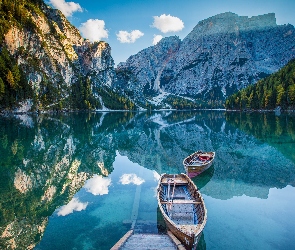 Łódki, Jezioro Pragser Wildsee, Góry Dolomity, Włochy, Dolina Val Pusteria, Dolina Val di Braies