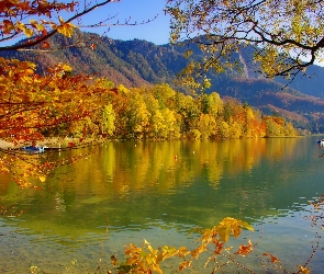 Jezioro, Góry, Jesień, Drzewa, Łódki, Lasy