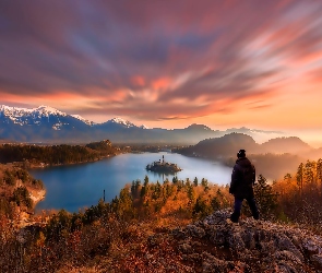 Człowiek, Bled, Wysepka, Słowenia, Jezioro, Zachód Słońca, Góry, Mgła, Lasy