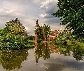 Zamek Schloss Muskau, Zamek w Mużakowie, Niemcy, Mużaków, Saksonia, Jezioro