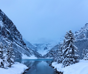Zima, Jezioro Lake Louise, Prowincja Alberta, Świerki, Góry, Kanada, Park Narodowy Banff