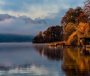 Poranek, Jezioro, Jesień, Góry, Drzewa, Pomost, Mgła