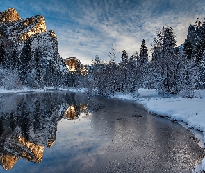 Stan Kalifornia, Stany Zjednoczone, Rzeka Merced, Zima, Góry, Las, Park Narodowy Yosemite