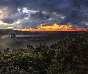 Zamek w Corfe Castle, Chmury, Zachód słońca, Wzgórza, Anglia, Hrabstwo Dorset, Ruiny, Mgła