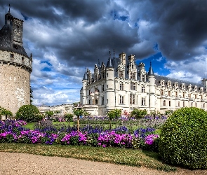 Chateau de Chenonceau, Zamek Chenonceau, Chmury, Francja, Ogród, Kwiaty, Miejscowość Chenonceaux