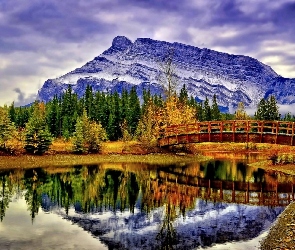 Park Narodowy Banff, Szczyt Mount Rundle, Prowincja Alberta, Kanada, Jesień, Jezioro Vermilion Lakes, Lasy, Most, Góry