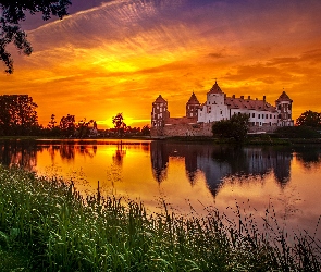 Rzeka Miranka, Zachód słońca, Białoruś, Zamek w Mirze