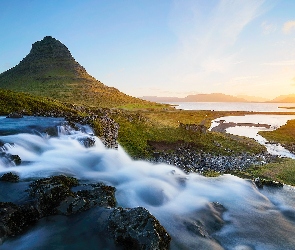 Wschód słońca, Kamienie, Góra Kirkjufell, Islandia, Wodospad Kirkjufellsfoss, Rzeka