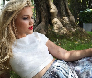 Blondynka, Olivia Holt, Kobieta