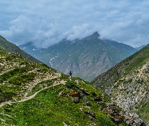 Góry, Chmury, Turysta, Kamienie, Ścieżki