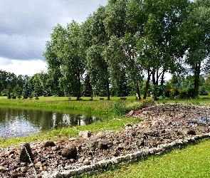 Jeziorko, Ławki, Drzewa, Kamienie, Park