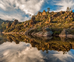 Kamienie, Odbicie, Chmury, Jezioro, Skały