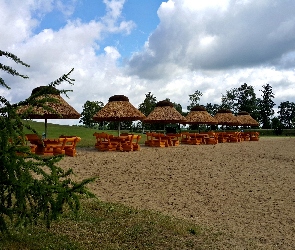 Ławki, Parasole, Chmury, Niebo, Piasek, Drzewa
