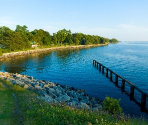 Trawa, Drzewa, Woda, Zabudowania, Balustrada drewniana, Kamienie