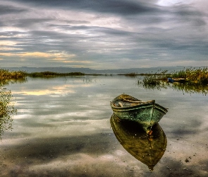 Jezioro, Szuwary, Łódka