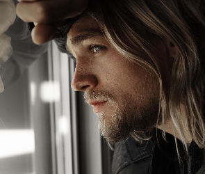 Mężczyzna, Charlie Hunnam, Zamyślony