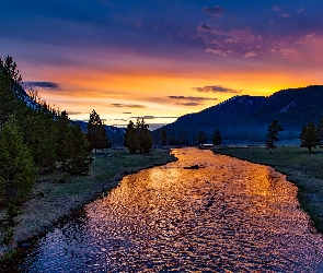 Zachód słońca, Góry, Stan Wyoming, Stany Zjednoczone, Park Narodowy Yellowstone, Rzeka Yellowstone