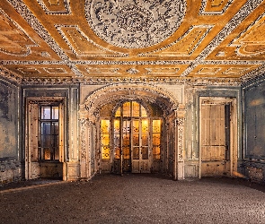 Opuszczony, Drzwi, Pałac