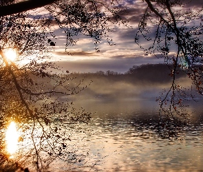 Jezioro, Chmury, Wschód słońca, Drzewa, Mgła