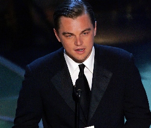czarny garnitur, Leonardo DiCaprio