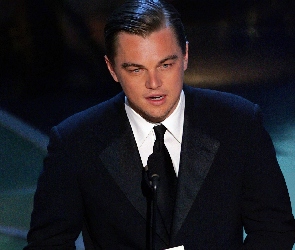 Leonardo DiCaprio, czarny garnitur