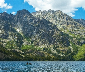 Drzewa, Ludzie, Jezioro, Góry, Chmury, Kajak