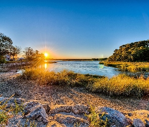 Jezioro, Drzewa, Budynki, Zachód słońca, Kamienie