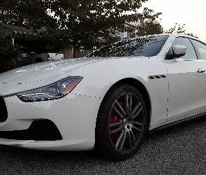 Maserati, Samochód