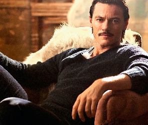 Fotel, Wąsy, Luke Evans, Brunet