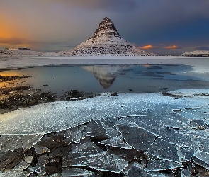 Islandia, Zima, Kra, Góra Kirkjufell, Pękająca, Jezioro