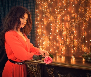 Brunetka, Lampki, Stroik świąteczny, Róża, Kobieta