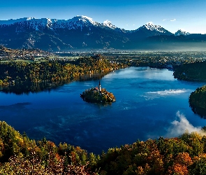 Kościół Wniebowzięcia Marii Panny, Chmury, Wyspa Blejski Otok, Drzewa, Jezioro Bled, Góry, Słowenia, Zachód słońca