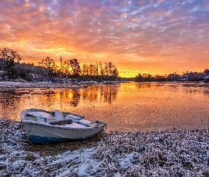 Zima, Śnieg, Łódka, Jezioro, Drzewa, Zachód słońca