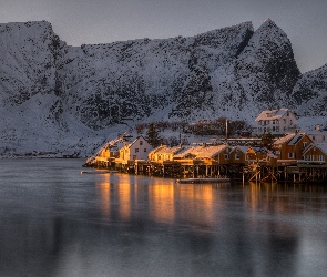 Lofoty, Domy, Wioska Sarkisoy, Góry, Norwegia