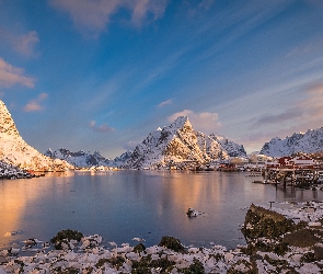 Góry, Jezioro, Wyspa Moskenesoya, Wioska Reine, Norwegia, Zima