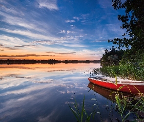 Jezioro, Zachód słońca, Drzewa, Trawy, Łódka