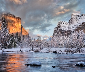 Drzewa, Góry, Stan Kalifornia, Rzeka, Zima, Stany Zjednoczone, Park Narodowy Yosemite