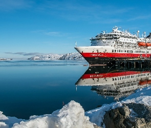 Norwegia, Morze Barentsa, Zima, Statek pasażerski Finnmarken, Góry, Port Kirkenes