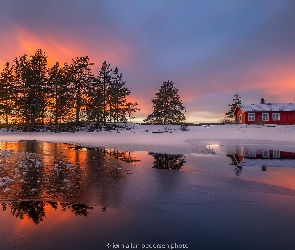 Drzewa, Jezioro Vaeleren, Ringerike, Dom, Zachód słońca, Norwegia, Zima