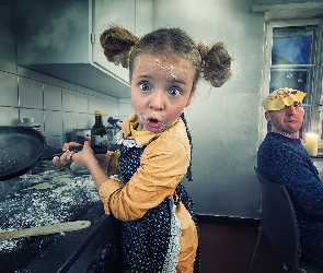 Śmieszne, Kuchnia, Mężczyzna, Dziewczynka, Patelnia, Naleśniki