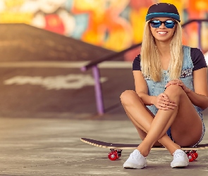 Deskorolka, Okulary, Uśmiechnięta, Blondynka