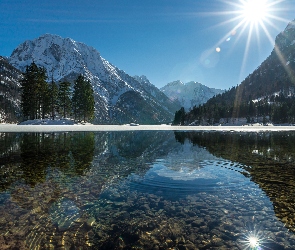 Kamienie, Promienie słońca, Góry, Włochy, Jezioro Lago del Predil, Zima