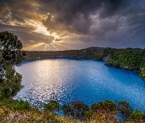 Jezioro Blue Lake, Przebijające światło, Chmury, Drzewa, Australia